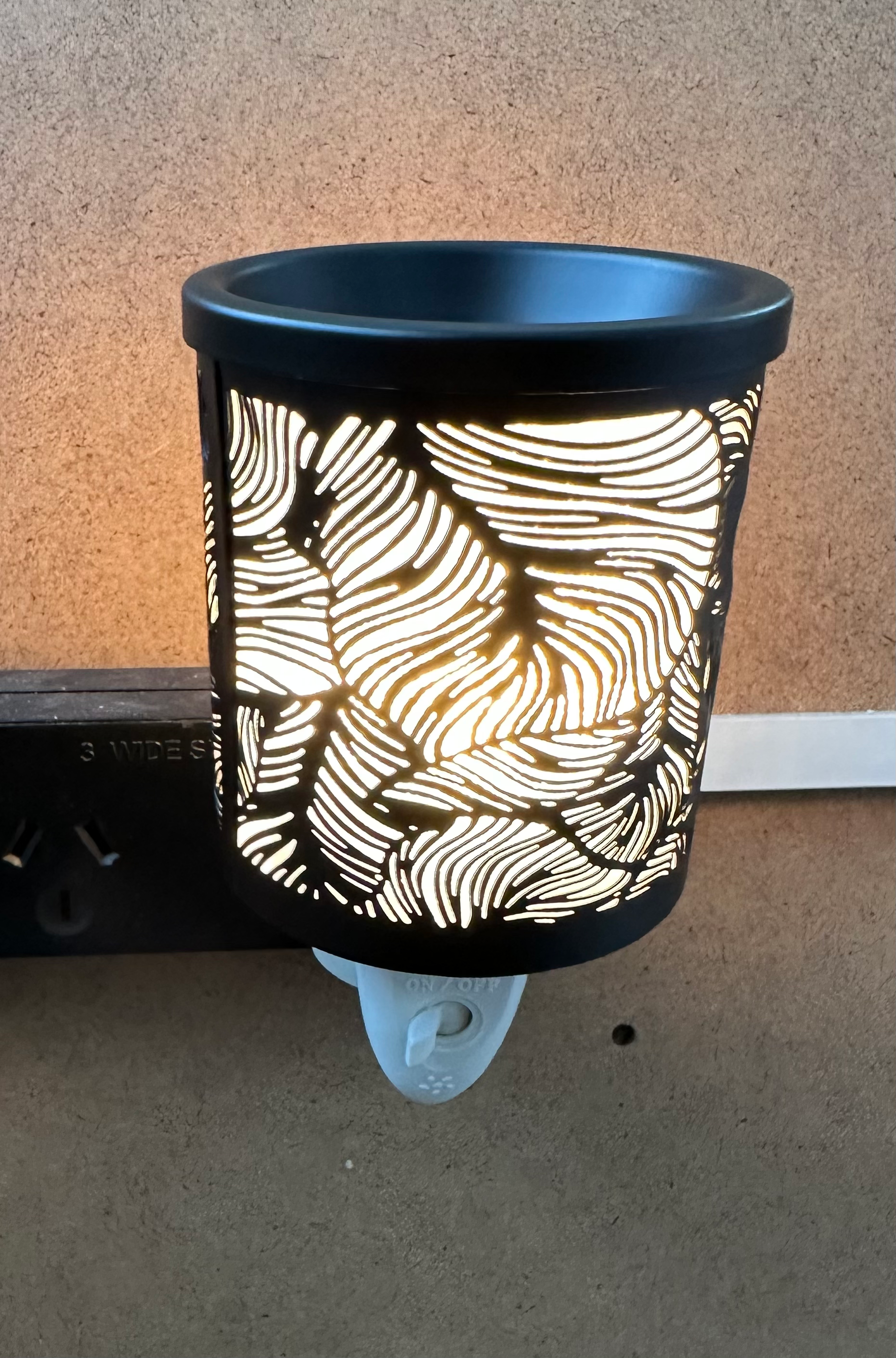 Black Palm Plug In